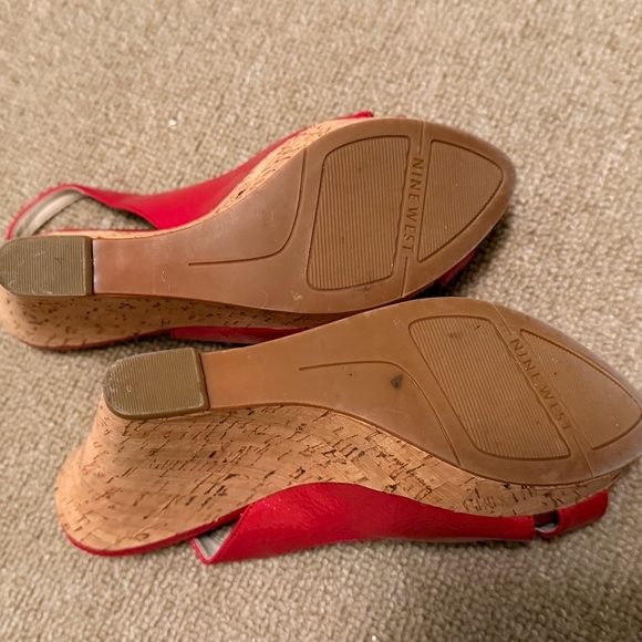 Size 8M - Nine West Red Wedges - Picture 4 of 5
